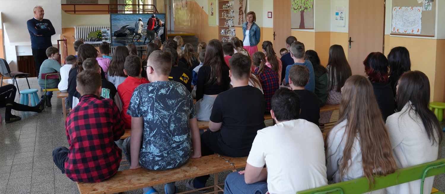 Žiaci na vyučovaní programu Požičaná planéta