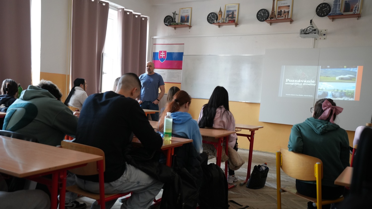 Žiaci v triede so slovenskou vlajkou