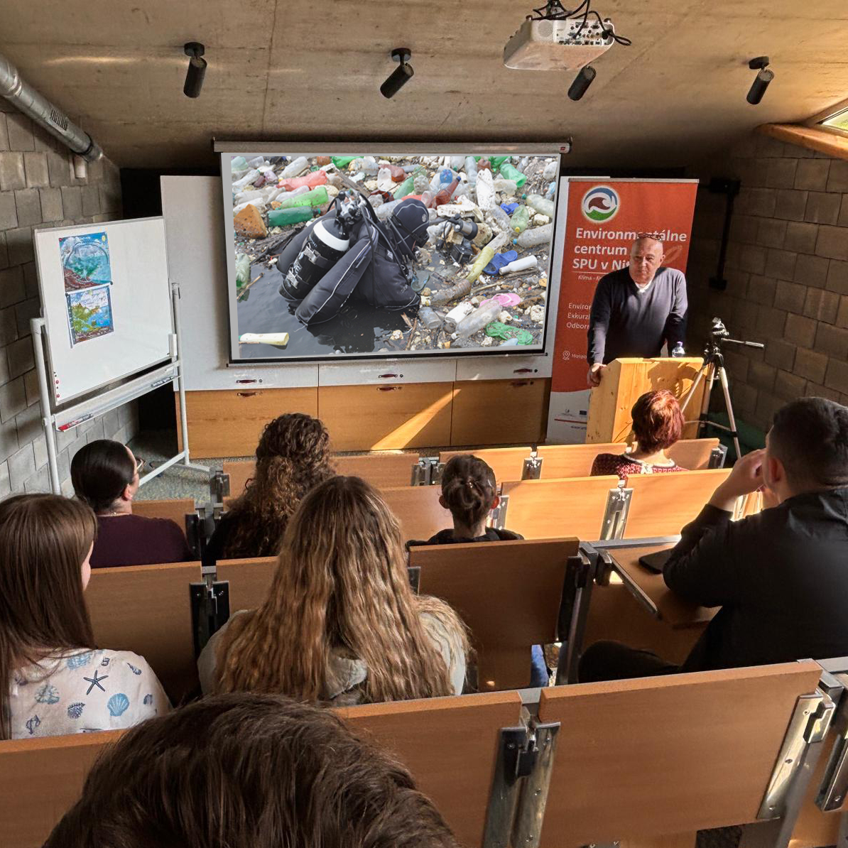 Žiaci v triede počas dokumentárneho premietania