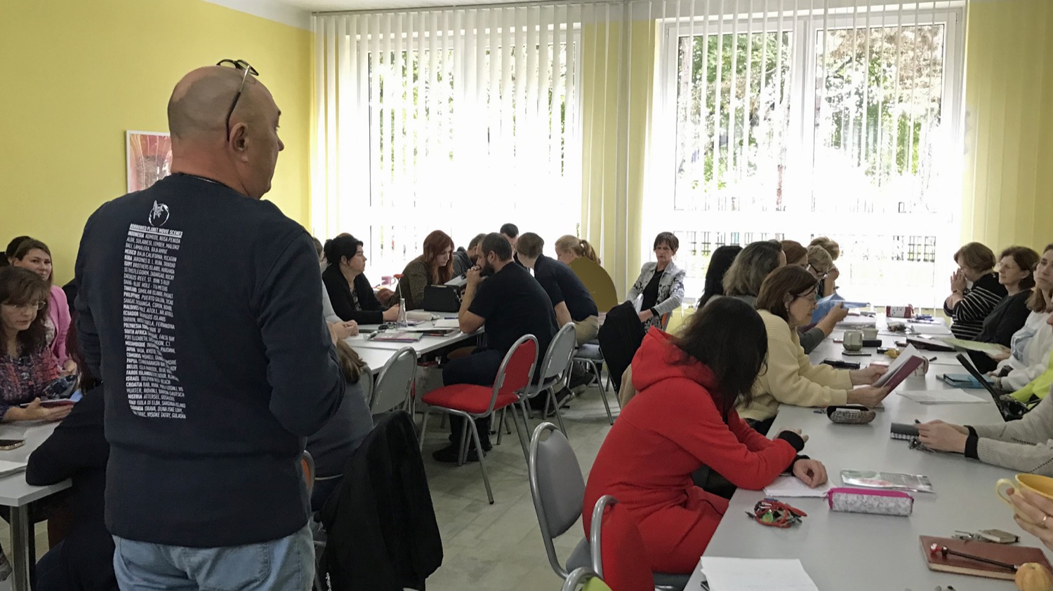 Učiteľ pri práci s materiálmi programu